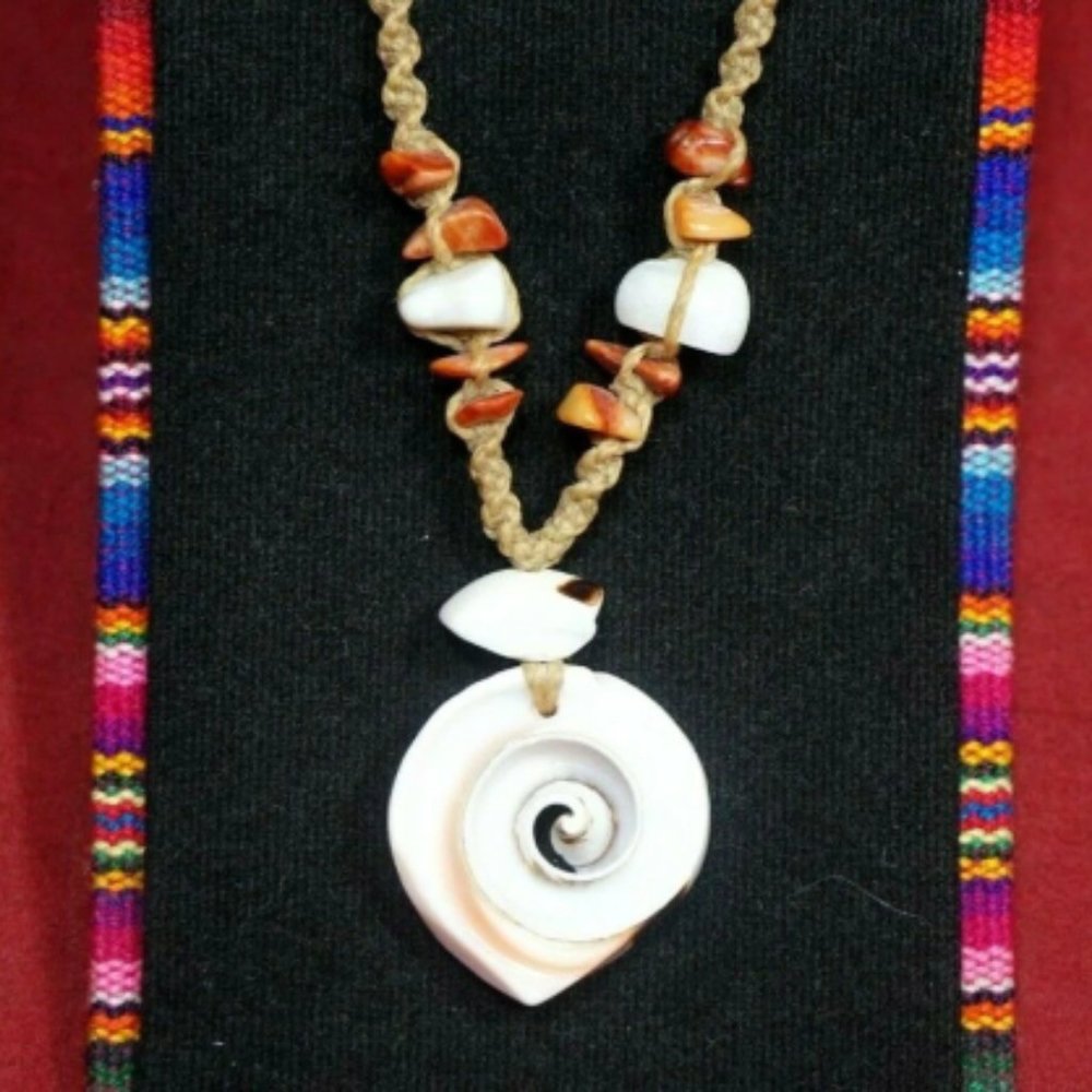 Peruvian necklace woven in macrame thread and pearlescent shell